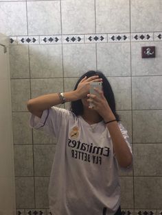 Madrid Girl, Real Madrid Shirt, Fake Photo Short Hair, Real Madrid Team, Knife Patterns, Real Madrid Wallpapers, Snap Friends, Hot Poses, Girls Mirror