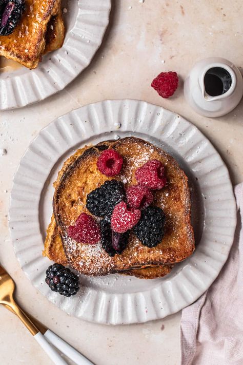 Looking for the perfect brunch recipe? My easy almond milk French toast is so delicious, simple to make and the perfect brekkie for slow mornings. Almond Milk French Toast, Milk French Toast, French Toast With Berries, Ugc Photos, Fluffy French Toast, Homemade Brunch, Brioche French Toast, Brunch Spread, Brunch Dishes