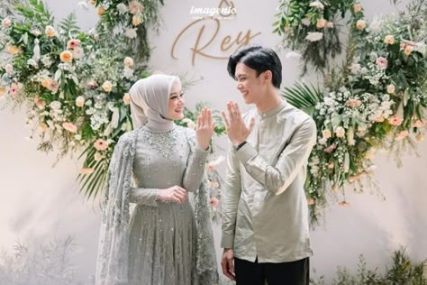 Foto Engagement, Pose Lamaran, Lamaran Engagement, Engagement Party Photo Ideas, Muslim Wedding Gown, Engagement Decoration, Engagement Pose, Muslimah Wedding Dress, Muslimah Wedding