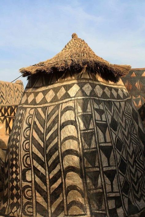 Archaeology and Ancient Worlds | In the south of Burkina Faso, sharing borders with the northern environs of Ghana is Tiébélé; a small village exhibiting fractal patterns of circul... | Facebook Africa Art Design, African Architecture, Gimme Shelter, African House, African Pattern Design, Invisible Cities, African Artwork, Visit Africa, Unusual Buildings