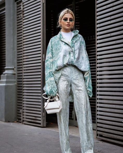 56468d5607a5aaf1604ff5e15593b003 Shiny Blouse, Silver Pants, Looks Street Style, Street Style Inspiration, Mode Inspo, 가을 패션, Inspiration Mode, Mode Style, Mode Outfits