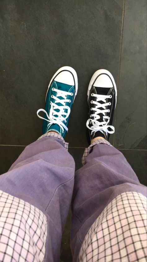 Mismatched Shoes Aesthetic, Miss Matched Converse, Mix Match Converse, Mismatched Shoes Outfit, Mismatch Converse, Colored Converse Outfit, Colorful Converse Outfit, Mismatched Converse, Mismatch Shoes