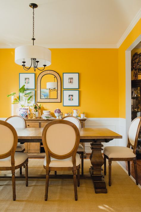 Bright and Sunny Yellow Dining Room - Casa Watkins Living Yellow Dining Room Decor, Rachael Riley, Farmhouse Style Dining Room, Yellow Dining Room, Dining Room Makeover, Dining Room Colors, Amazing Decor, Living Room On A Budget, Yellow Walls