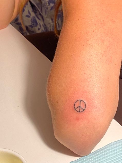 Fine Line Peace Sign Tattoo, Hip Stick And Poke Tattoo, Cool Stick And Poke Tattoos, Small Stick And Poke Tattoo, Stick And Pokes, Stick And Poke Tattoo Ideas, Peace Sign Tattoo, Small Words Tattoo, Peace Sign Tattoos