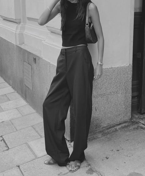 Black Effortless Pants Outfit, 90s Minimal Chic, 90s Style Black Pants, 90s Minimalism Aesthetic, Chic Minimal Stretch Cropped Top, 90s Style Full-length Black Pants, 90s Minimalism Fashion, Brianna Smith, 90s Minimalism