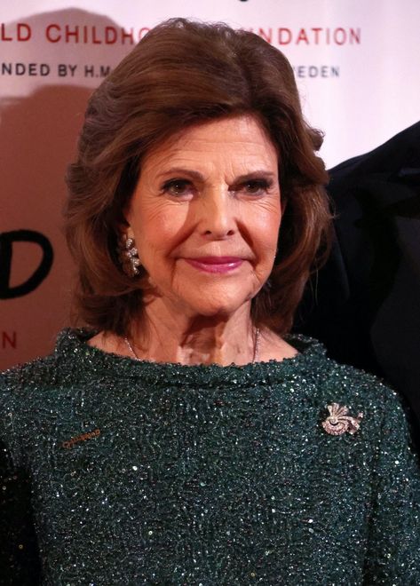 Gala Gold and Diamonds for Queen Silvia and Princess Madeleine in New York Queen Silvia Of Sweden, Queen Of Sweden, Navy Gown, Fundraising Gala, Monday Evening, Statement Hoop Earrings, Princess Madeleine, Queen Silvia, Diamond Tiara