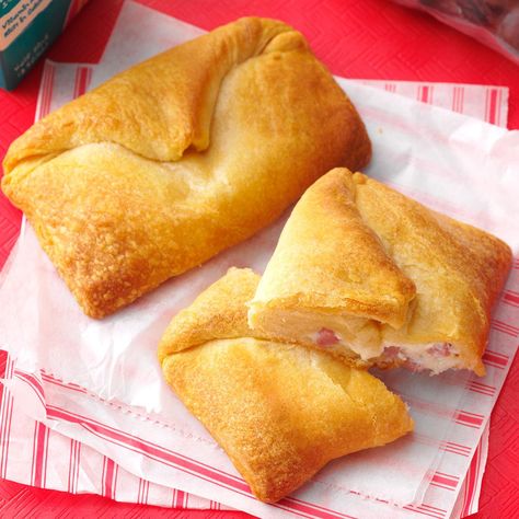 Ham 'n' Swiss Envelopes Recipe -These clever envelopes will make people eager to look inside. The hot pockets shaped with refrigerated dough are stuffed with a delicious ham-and-cheese filling. —Tammy Burgess, Loveland, Ohio Crescent Dough Recipes, Birthday Dinner Recipes, Harry Potter Snacks, Cream Cheese Crescent Rolls, Harry Potter Food, Anniversaire Harry Potter, Crescent Roll Recipes, Theme Harry Potter, Crescent Dough