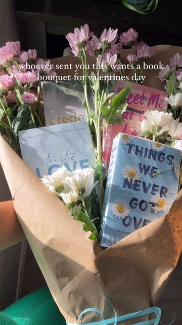 The Official It Girls on Instagram: "Here’s your sign to gift yourself or a loved on a book bouquet (bookuet) for Valentine’s Day!! ⚠️(Books were wrapped in clear plastic wrap before taping onto skewers so no books were harmed in the making of this) #valentinesday #galentines #valentinesdaygift #booktok #bookstagram #goodreads #girlfriendgifts" Gifts For Flower Lovers, How To Gift Books, How To Wrap A Book Gift Ideas, How To Make A Book Bouquet, Wrap A Book Gift, Book Gifts Ideas, Wrapping Books For Gifts, Book Bouquet Diy, Bouquet Making Ideas