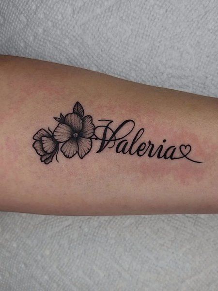 Name Tato Design, Flower With Name Tattoo Ideas, Tattoo Ideas For Your Moms Name, Flowers With Name Tattoo, Name Tattoo On Forearm For Women, Tattoo Daughters Name, Name And Flower Tattoo Forearm, Flowers Tattoo With Name, Name Tattoos With Rose