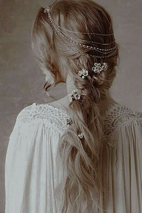 Royal Hairstyles, The Wet Look, Christmas Hairstyle, Medieval Hairstyles, Hairstyle Easy, Queen Aesthetic, Royalty Aesthetic, Fantasy Princess, Fairytale Photography