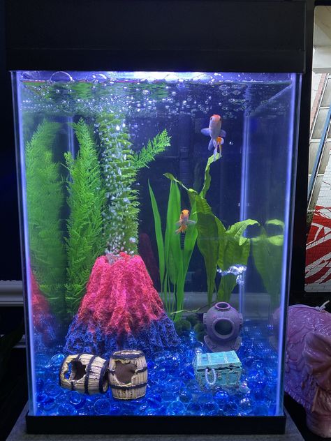 Finding Nemo themed tank for some goldfish! Complete with bubbling volcano and chest as well as the diving helmet and barrels that Nemo swims into Finding Nemo Aquarium, Finding Nemo Fish Tank, Finding Nemo Theme, Prop Idea, Fish Tank Themes, Goldfish Tank, Diving Helmet, Fish Home, Fish Aquarium