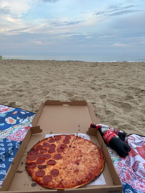 Beach Picnic Aesthetic, Pizza On The Beach, Summer Hangout, Picnic Inspo, Picnic Aesthetic, Beach Picnic, Ocean Sunset Photography, Aesthetic Summer, Beach Aesthetic