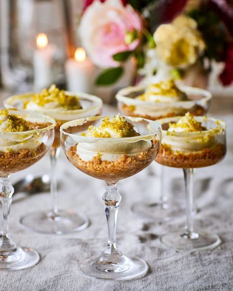 A perfect finish to any three-course meal, these zingy yuzu daiquiri cheesecake pots with salted lime praline crumbs offer something a little different for dinner party guests. Yuzu Cheesecake, Rachel Roddy, Dinner Party Mains, Dinner Party Dessert, Easy Impressive Dessert, Berry Desserts, Strawberry Meringue, Almond Crust, Rachel Allen