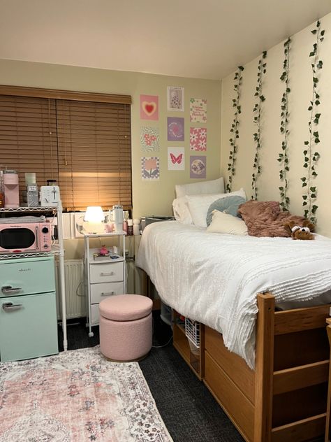 Img Academy Dorm, Dorm Room Ideas University Uk, Dorm Closet Aesthetic, Dorm Room Kpop, Uiuc Dorm, Lmu University, College Dorm Room Pink, University Dorm Aesthetic, Columbia University Dorm