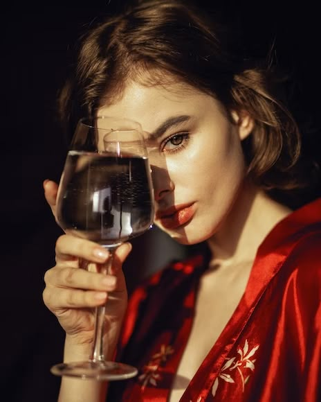 Holding Glasses Pose Reference, Tipsy Girl, Wine Glass Photography, Women Drinking Wine, Male Pose Reference, Glass Photography, Beautiful Photoshoot Ideas, Wine Photography, Art Photography Portrait