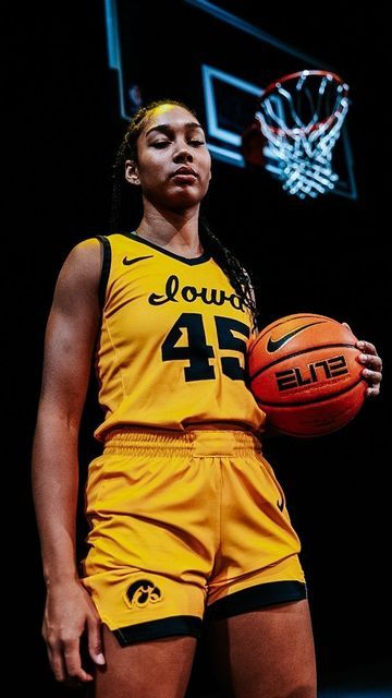 Iowa Hawkeyes Womens Basketball, Iowa Basketball, Iowa Hawkeye, Basketball Stuff, Caitlin Clark, Basketball Wallpaper, Big Ten, Outfits I Would Wear, Iowa Hawkeyes