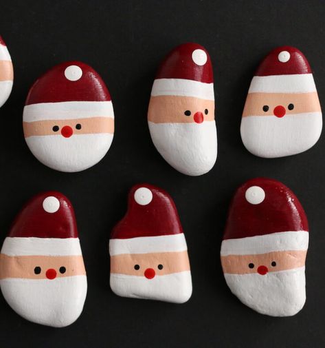 141 Inspiring Rock Painting Ideas - Get Started Now! Winter Ideas Decoration, Christmas Rock Paintings, Easy Christmas Rock Painting Ideas, Rock Painting Ideas For Christmas, Cute Paintings Christmas, Painting Rocks Christmas Ideas, Painting Rocks Christmas, Drawing On Stones Ideas, Christmas Painted Stones