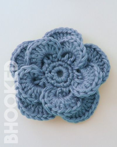 Wagon Wheel Crochet Flower Pattern Free Crochet Flower Patterns For Hats, Crochet Flower For Hats Free Pattern, Crochet Rosette Pattern Free, Large Crochet Flowers Free Pattern, Easy Flower Crochet Pattern, Crochet Flower Wreath Pattern Free, Crochet Flower For Hat, Rorys Room, Crochet Rosette