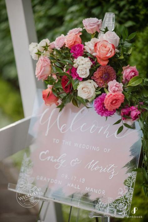 Wedding Flowers: Where to start Wedding Flowers Pink, Theme Pink, Pink Book, Pink Wedding Theme, Flower Girl Basket, Wedding Stage, Flowers Pink, Wedding Ceremony Decorations, Indoor Wedding