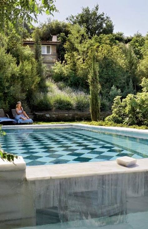 Checkerboard tile swimming pool via Thou Swell @thouswellblog Tiled Pool, Pool Pattern, Casa Hobbit, Living Pool, French Designs, Garden Swimming Pool, Pool Tiles, Harlequin Pattern, Piscina Natural