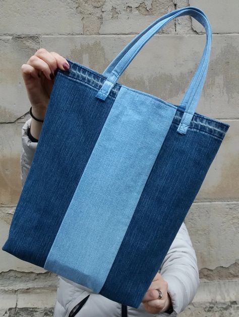 Upcycled Denim Diy, Upcycled Tote, Striped Tote Bag, Denim Bag Patterns, Denim Bag Diy, Sac Diy, Tote Bag Tutorial, Upcycled Bag, Blue Jeans Crafts