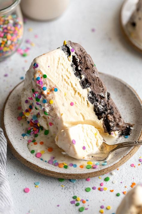 A slice of ice cream cake on a plate. Fudge Caramel, Frozen Treats Recipes, Easy Ice Cream Cake, Cream Cake Recipe, Layered Dessert, Family Desserts, Ice Cream Cake Recipe, Frozen Dessert Recipe, Crushed Oreos