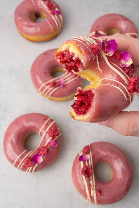 Baked raspberry donuts Rose Donut, Donut Fillings, Pink Desserts Easy, Raspberry Dessert Recipes, Pink Desserts Recipes, Pistachio Cannoli, Baked Donuts Recipe, Swirled Brownies, Raspberry Recipes Dessert