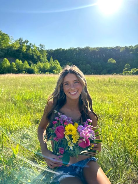 Flower Farm Instagram, Flowers Field Aesthetic, Flower Farm Photoshoot, Elsa Core, Field Photoshoot Ideas, Flower Top Photoshoot, Pics Poses Ideas, Top Photoshoot, Photoshoot Ideas Outdoor