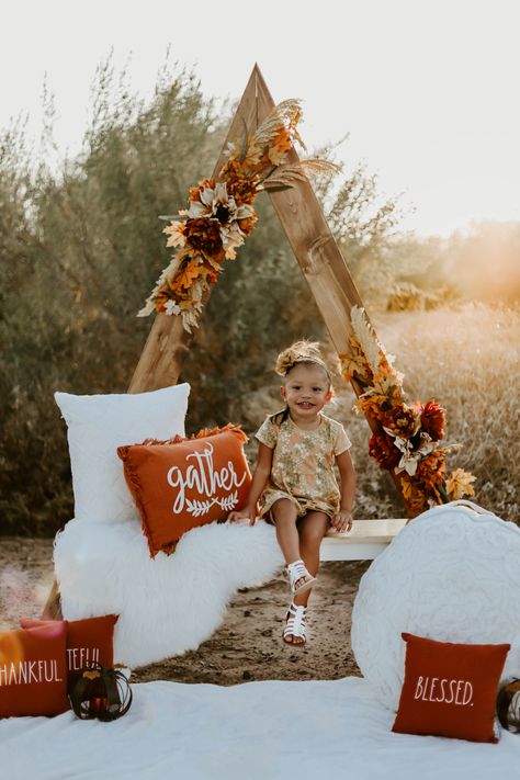 Boho Triangle Arch Christmas, Unique Fall Mini Session Ideas, Fall Triangle Arch, Triangle Arch Fall Photoshoot, Fall Photoshoot Backdrop Ideas, Fall Floral Photoshoot, Unique Photography Mini Sessions, Fall Decor Photoshoot, Autumn Mini Sessions