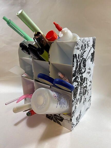 Making a Desktop Organizer Pencil Holder Diy, Butterfly Snacks, Diy Chair Covers, Diy Pencil Holder, Mini Crates, Craft Foil, Rolled Paper Flowers, Diy Shoe Rack, Diy Galaxy