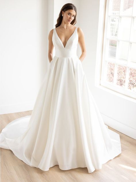 Green House Wedding, Glam Wedding Dresses, Deb Dress, Yoo Hoo, Army Wedding, Rebecca Schoneveld, Classic White Wedding, Curvy Wedding, S Wedding Dress