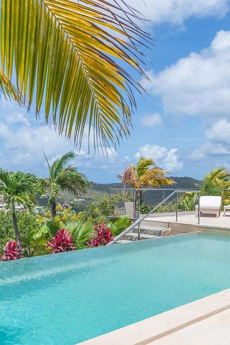 Découvrez la somptueuse Villa Sicrie située à Saint-Barthélemy, dans le quartier prisé de l'Ouest - St Jean. Une adresse d'exception pour vivre des moments uniques dans un cadre luxueux et raffiné. Profitez d'une vue à couper le souffle sur l'océan et d'un service haut de gamme pour des vacances inoubliables. #VillaSicrie #SaintBarthelemy #HôtellerieDeLuxe #VueImprenable #ExpérienceUnique Villa Marrakech, Koh Phangan, Mykonos, Phuket, Villa