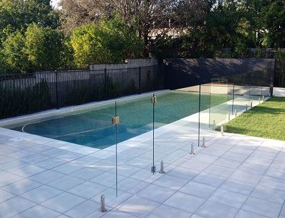 Aluminum Pool Fence, Kleiner Pool Design, Pool House Decor, Glass Pool Fencing, Glass Fence, Glass Pool, Pool Cabana, Front Yard Fence, Pool Coping