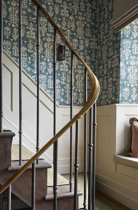 Wallpaper Stairwell, Stairway Wallpaper, Staircase Wallpaper, Wallpaper Staircase, Wallpaper Hallway, Wallpaper Stairs, Vintage Decor Ideas, Stairs Renovation, Narrow Staircase