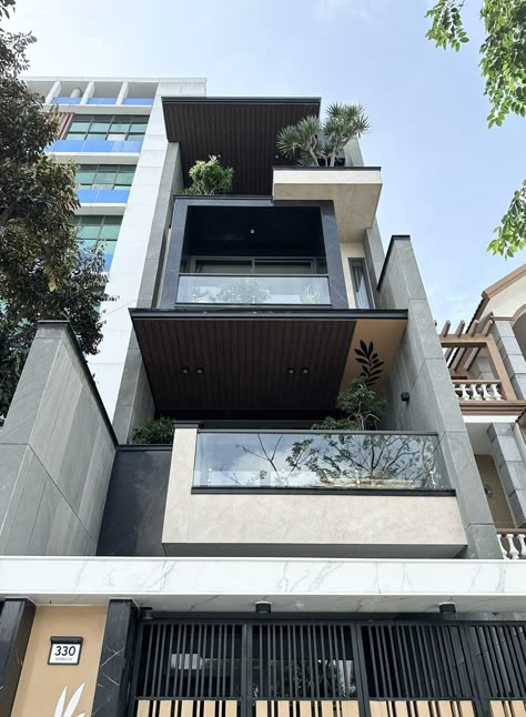 D_HOUSE_DN :: Behance Minimalist Facade Architecture, Small Office Exterior Design, Modern Balcony Design, Concept Villa, Small Townhouse, House Elevation Ideas, Villa Elevation, Facades Architecture, Wide House