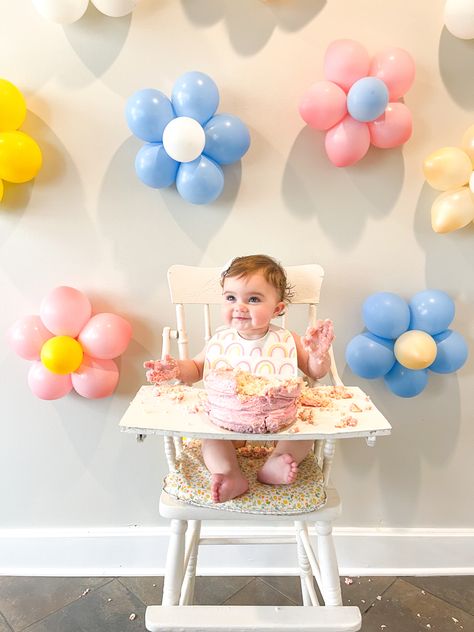 DIY smash cake photo session Balloon Photo Booth Backdrop, Daisy Balloon Backdrop, Daisy Balloon Wall, Half Bday Decoration Ideas, First Birthday Photo Backdrop, First Birthday Balloon Decorations, Daisy Cake Smash, Daisy Smash Cake, Smash Cake Backdrop