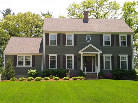 dark green colonoial style home - Trendir Colonial House Exterior Colors, Colonial Homes Exterior, Modern Colonial Home, Small Colonial, Green Siding, Exterior House Siding, Colonial House Exteriors, Modern Colonial, Colonial Exterior