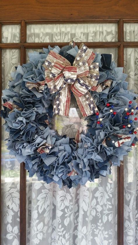 Denim Wreath Old Jeans, Denim Wreaths, Rag Wreaths, Christmas Wreath Ideas, Recycled Christmas, Straw Wreath, Denim Crafts Diy, Blue Jeans Crafts, Fabric Wreath