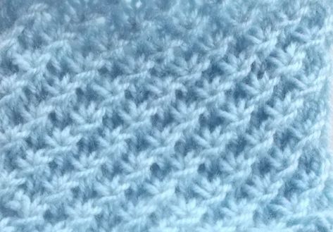 le très beau point d'étoile au tricot : c'est un point qui mérite d'être connu et surtout utilisé, pour cela rien de mieux qu'une vidéo Tunisian Crochet, Star Stitch, Diy Couture, Beautiful Knitting, Diy Knitting, Knit Stitch, Knitting Techniques, Crochet Techniques, Lace Knitting