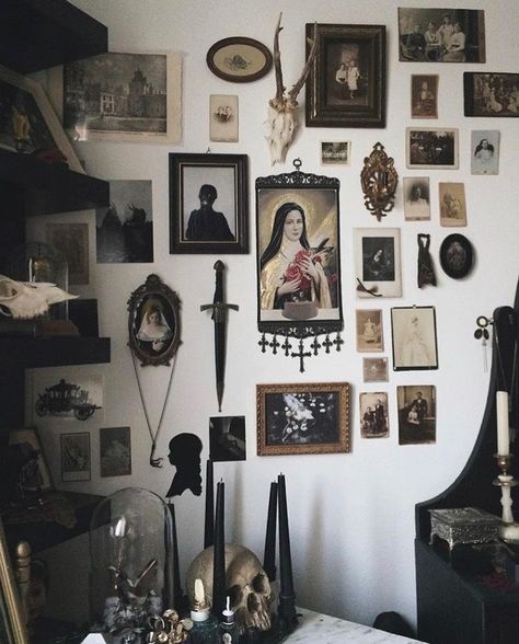 Earthy Goth Aesthetic Bedroom, Small Goth Bedroom, Vintage Goth Bedroom, White Goth Bedroom, 90s Whimsy Goth Bedroom, Southern Gothic Bedroom, Museum Home Decor, Gothic Room Ideas, Maximalist Wall Decor