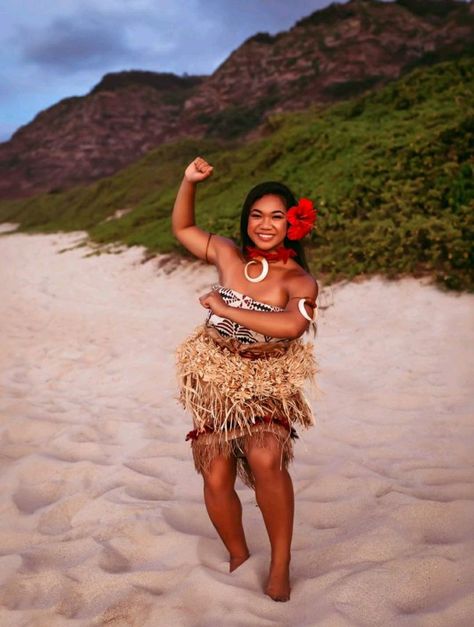 Samoan Culture, Polynesian Women, Polynesian Photography, Samoan Photography, Pacific Islander Traditional Clothing, Cultural Pictures, Samoan Culture Photography, Pacific Islander Girl, Samoan Dance