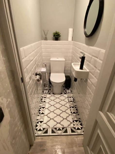 Bilik Mandi Kecil, Tiny Toilet Room, Small Toilet Design, Bathroom Plants Decor, Small Downstairs Toilet, Bathroom Under Stairs, Toilet Room Decor, Modern Luxury Bathroom, Small Toilet Room