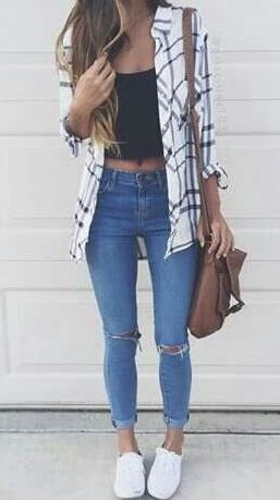 This flannel outfit is so cute for spring! Plaid Shirt Outfits, Mode Tips, Tan Flats, College Outfit, Flannel Outfits, Plaid Shirts, Edgy Chic, Teacher Outfit, Crop Top Outfits