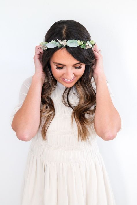 Floral Crown Bride, Wedding Crown Flower, Eucalyptus Flower Crown, Maternity Flower Crown, Greenery Crown, Wedding Hairstyles With Crown, Eucalyptus Flower, Flower Crown Bridesmaid, Flower Crown Bride