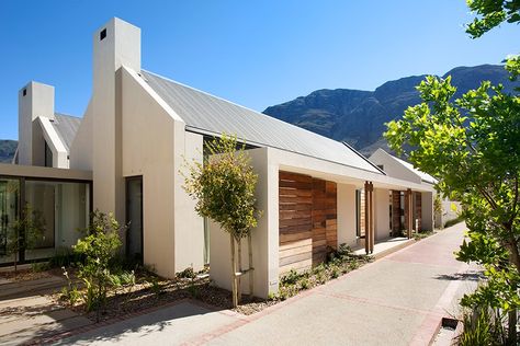 The entrance to the sleek single-story residence is marked by a porte cochere. House Plans South Africa, South African Homes, Farmhouse Architecture, Modern Farmhouse Exterior, Contemporary Farmhouse, Modern Barn, Farmhouse Exterior, Architecture Exterior, Dream House Exterior