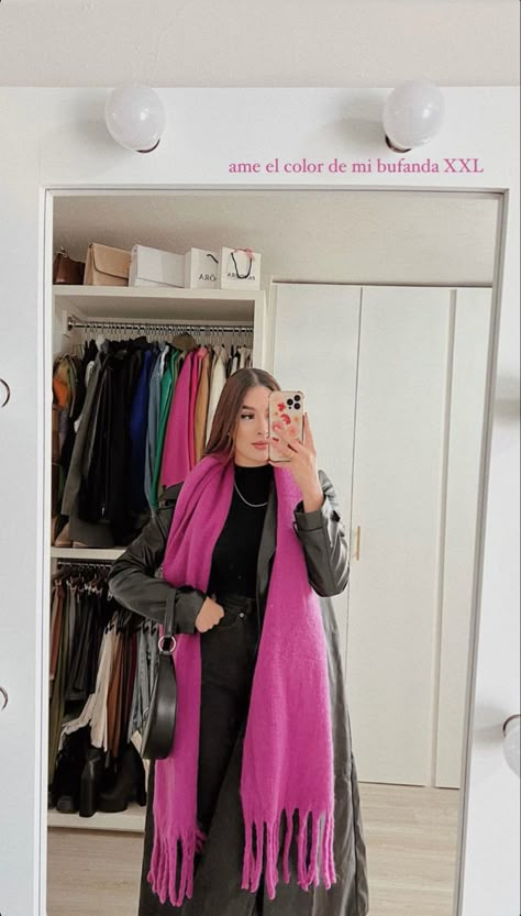 Hot Pink Scarf Outfit, Pink Scarf Outfit Winter, Pink Scarf Outfit, Outfit Escuela, Outfits Selfie, Winter Inspo Outfits, Hot Pink Scarf, Outfit Rosa, Witchy Outfits