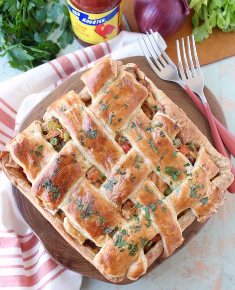 This seriously scrumptious Cajun Chicken Pot Pie Recipe is a slightly spicy and totally delicious twist on traditional chicken pot pie! Walnut Chicken Recipe, Seafood Medley, Chicken Pot Pie Recipe, Pot Pie Recipe, Tortellini Recipes, Walnut Recipes, Chicken Pie, Pot Pies Recipes, Cajun Chicken