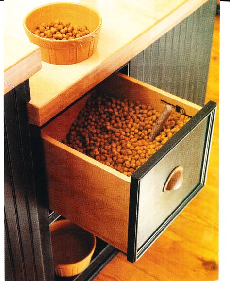 Great idea to store dog food in a drawer. I would prefer a stainless steel lined drawer with a lid to keep it more fresh. Also be able to remove so I could clean it. Dog Station, Clever Kitchen Storage, Pet Food Storage, Dog Food Bowls, Dog Food Storage, Dog Shower, Dog Rooms, Kitchen Storage Solutions, Stuffed Animal Storage