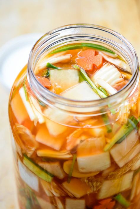 Water Kimchi, Koreansk Mad, Traditional Asian Dish, Radish Kimchi, Asian Noodle Dishes, Asian Side Dishes, Fermented Kimchi, Korean Side Dishes, Kimchi Recipe