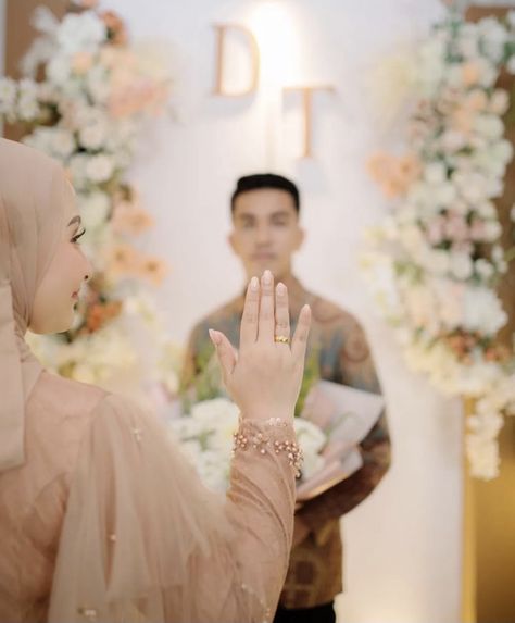 Wedding Moments Photography, Engagement Party Photo Ideas, Wedding Preparation Photos, Pose Pengantin, Muslim Wedding Photography, Foto Wedding, Engagement Photography Poses, Wedding Photoshoot Props, Couple Engagement Pictures